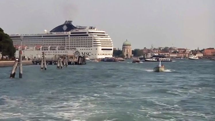 Video: La prima nave da crociera da Venezia provoca onde – resistenza